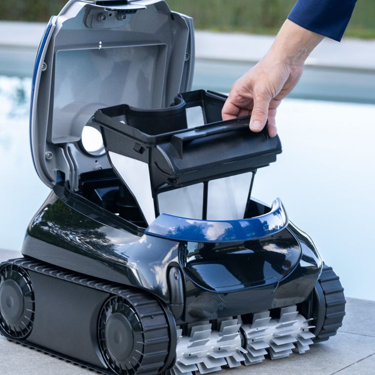 Kabelloser Poolroboter CF PRO für Boden- und Wandreinigung im Privatpool
