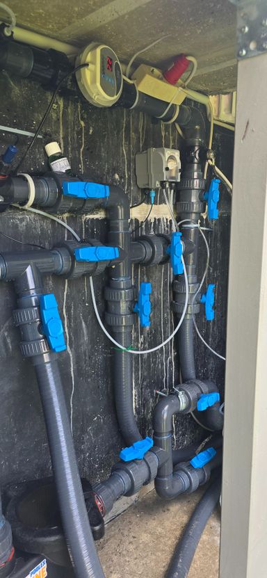 Pooltechnikschacht mit Sandfilter, Kugelhähnen und PVC-Verrohrung