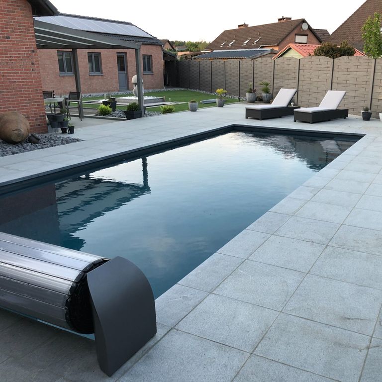 Anschlussfertiger Polypropylen-Pool mit seitlicher Treppe und Technikschacht, eingebettet in eine moderne Gartengestaltung