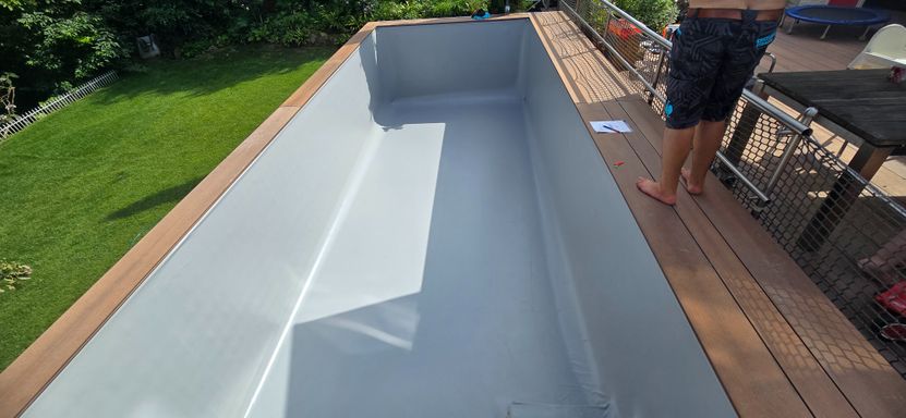 Vorbereitung der Poolfolie im Becken – Einpassung für Vakuumeinzug
