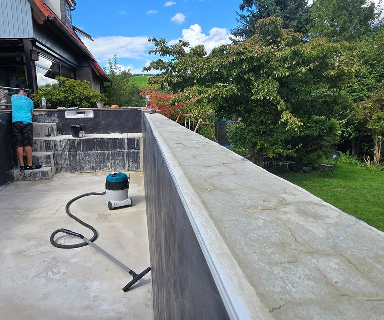 Moderne Pooltechnik für Betonpool